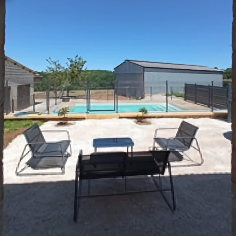 Terrasse et piscine du gîte du Sabotier à Salignac-Eyvigues